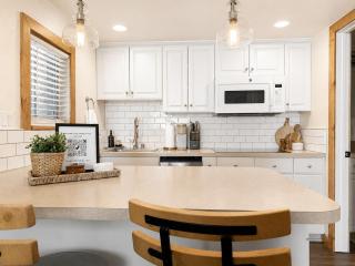 Mountain Retreat Sleeps 6 Minutes to Village - 6