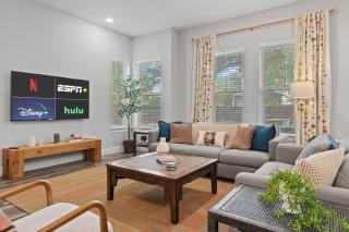 6BR 4BA Family Compound Sleeps 14 in East Austin Cherrywood by Austin Vacay - 3