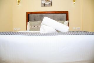 Luxurious 2 bed in CBD with swimming pool - 1