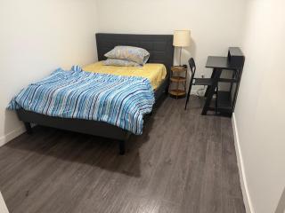 Queen room with shared kitchen and bathroom - 3
