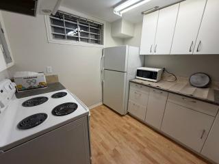 Queen room with shared kitchen and bathroom - 1