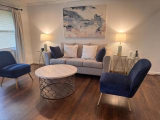 Updated & Cozy 2BR Private Deck Near Decatur and EAV - 3