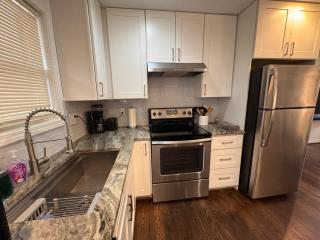 Updated & Cozy 2BR Private Deck Near Decatur and EAV - 2