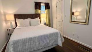 Updated & Cozy 2BR Private Deck Near Decatur and EAV - 1