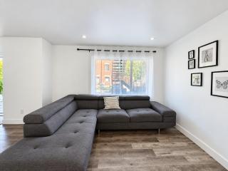 Spacious 4 BR Oasis Free parking - 0