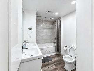 Spacious 4 BR Oasis Free parking - 9