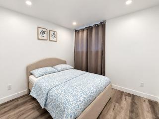 Spacious 4 BR Oasis Free parking - 8