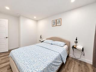 Spacious 4 BR Oasis Free parking - 5