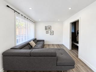 Spacious 4 BR Oasis Free parking - 3