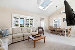 Moody Surfer - Coastal Retreat - 4