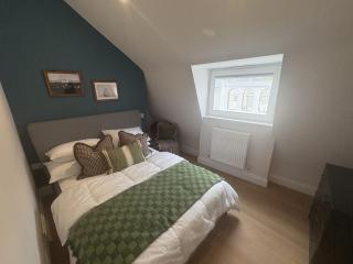 NEW-Stunning 4Bed 3Bath Flat-Harbourside Views-By FabAccommodation - 7
