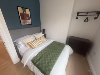 NEW-Stunning 4Bed 3Bath Flat-Harbourside Views-By FabAccommodation - 3