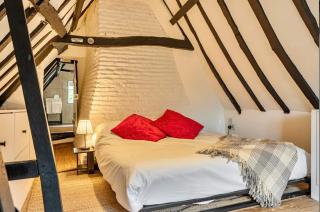 Historic Cambridgeshire Cottage Retreat with Hot Tub - 1