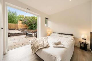 Historic Cambridgeshire Cottage Retreat with Hot Tub - 4