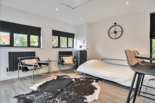 Historic Cambridgeshire Cottage Retreat with Hot Tub - 2