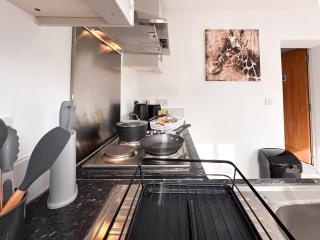 Luxe 1-Bedroom Flat in the Heart of Derby City - 2