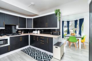 4 Bedroom House with 8 Beds, Driveway and Garden, Sheffield - 8