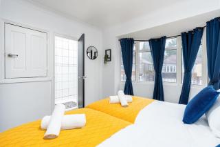 4 Bedroom House with 8 Beds, Driveway and Garden, Sheffield - 6