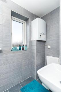 4 Bedroom House with 8 Beds, Driveway and Garden, Sheffield - 3