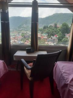 Solan Heights 1RK Homestay Mountain View Kitchen Smart TV with Netflix Wi-Fi Ideal for couples and families - 1