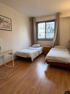 5 mn, 450m walk Metro La Defense 3BR Parking - 2