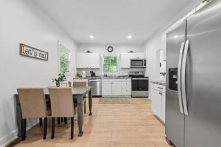 Mid Century 1/4 mile to Downtown Main Street - breweries, coffee, dining, shops - 7