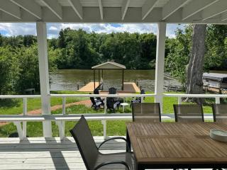 Waterfront Private Dock Two Suites - 8