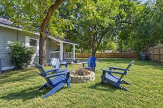 Mid Century 1/4 mile to Downtown Main Street - breweries, coffee, dining, shops - 2