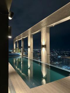 Sky Studio with Rooftop Heated Pool & gym - 9