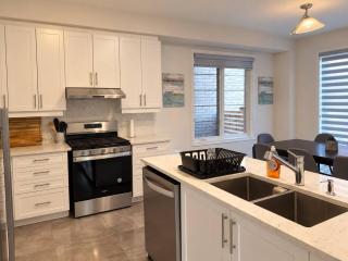 4BR Family Home for 8 with Parking and Backyard - 9