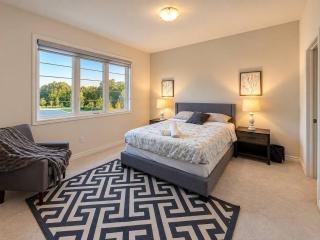 4BR Family Home for 8 with Parking and Backyard - 8