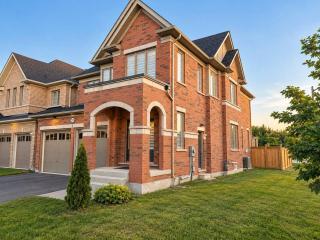 4BR Family Home for 8 with Parking and Backyard - 7