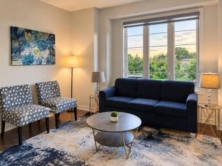 4BR Family Home for 8 with Parking and Backyard - 6