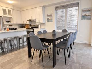 4BR Family Home for 8 with Parking and Backyard - 5