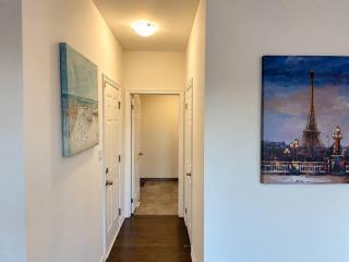 4BR Family Home for 8 with Parking and Backyard - 3