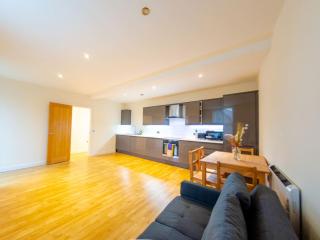 Charlotte House: Central 2BR 2BATH Retreat – Sleeps 6 - 9