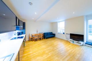 Charlotte House: Central 2BR 2BATH Retreat – Sleeps 6 - 3