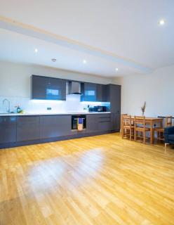 Charlotte House: Central 2BR 2BATH Retreat – Sleeps 6 - 1