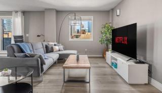Downtown Apartment with Underground Parking, Netflix, Fully Equipped Kitchen, Walk to 17th Ave, Sleeps 4, Perfect for Foodies and Tourists - 0