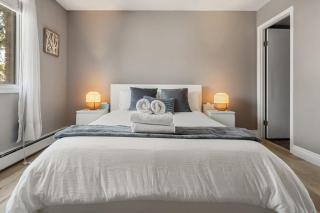 Downtown Apartment with Underground Parking, Netflix, Fully Equipped Kitchen, Walk to 17th Ave, Sleeps 4, Perfect for Foodies and Tourists - 3