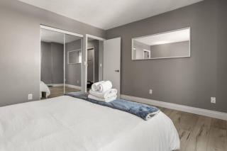 Downtown Apartment with Underground Parking, Netflix, Fully Equipped Kitchen, Walk to 17th Ave, Sleeps 4, Perfect for Foodies and Tourists - 2