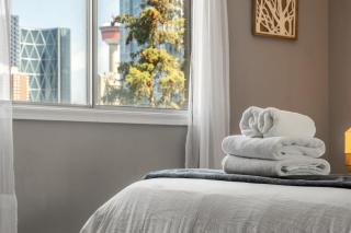 Downtown Apartment with Underground Parking, Netflix, Fully Equipped Kitchen, Walk to 17th Ave, Sleeps 4, Perfect for Foodies and Tourists - 1