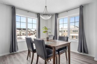 4 Bedroom Town Home with Garage Parking, Fast WiFi, Smart TV with Netflix, Fully Equipped Kitchen, Sleeps 10, Ideal for Families - 9