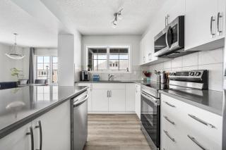 4 Bedroom Town Home with Garage Parking, Fast WiFi, Smart TV with Netflix, Fully Equipped Kitchen, Sleeps 10, Ideal for Families - 7