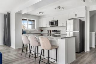 Airdrie 4BR Townhome – 4 Queen Beds, Garage, Family Friendly, Sleeps 10 - 8