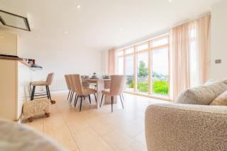 Large 4BR House with Garden at Cardiff Bay with Free Parking - 0