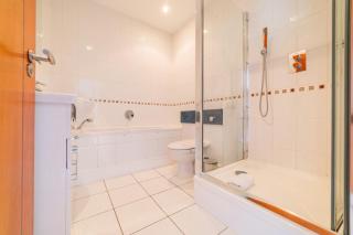 Large 4BR House with Garden at Cardiff Bay with Free Parking - 4