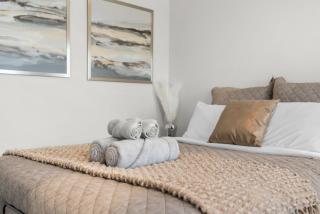 Luxurious Detached House with Private Garage, Lake View, Central AC & More - 1