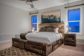 Sage Hill 3BR Home in NW Calgary – King Bed, 2 Living Rooms, Sleeps 9 - 8