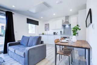 Penny Place Retreat – Central 2BED 2BATH by Station and Free Parking - 5